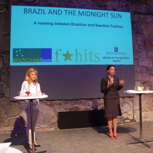 An evening organized by the Brazilian Chamber of Commerce in Sweden, in cooperation with the Ministry for Foreign Affairs and f*hits. The event was part of the fashion exchange project ?Brazil and the Midnight Sun? and was opened by Elisa Sohlman, Brazilcham CEO, and HE Per-Arne Hjelmborn, the new Swedish Ambassador to Brazil. Among many special guests from Brazil were Alice Ferraz (CEO and Founder of F*hits), Daniela Falco (Editor in Chief of Vogue Brazil), Cris Tamer (Blogger), Joana Ferreira (Commercial Director of multi brand store Magrella) and Raquell Guimares Duarte (Founder of Doislles). From Sweden we had Cia Jansson (Creative director and deputy publisher of ELLE magazine in Sweden), Pingis Hadenius (Blogger and journalist), Mette Tavell (Founder and designer of the brand ?Cheeky Monkey?), Nathalie Ahlgren (Blogger and model), under the moderation of Felicia Sobocki (CEO and co-founder of the Jewellery brand ?Frogpearl?). During the month of August, twelve Brazilian brands were presented at one of the most popular fashion boutiques in the country, ?Stockholm Market?. The innovative project promises to open the doors of the Swedish market to the Brazilian brands and provide the exchange of values between the two countries in fashion, lifestyle and beauty.